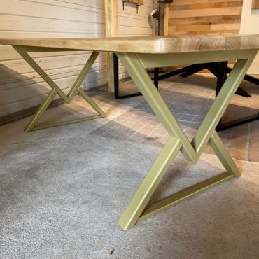 Table en chêne pied triangle inversé
