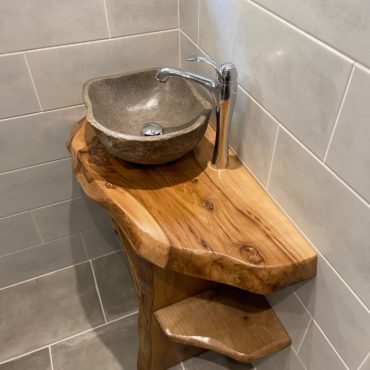 Petit meuble de salle de bain sur mesure en orme